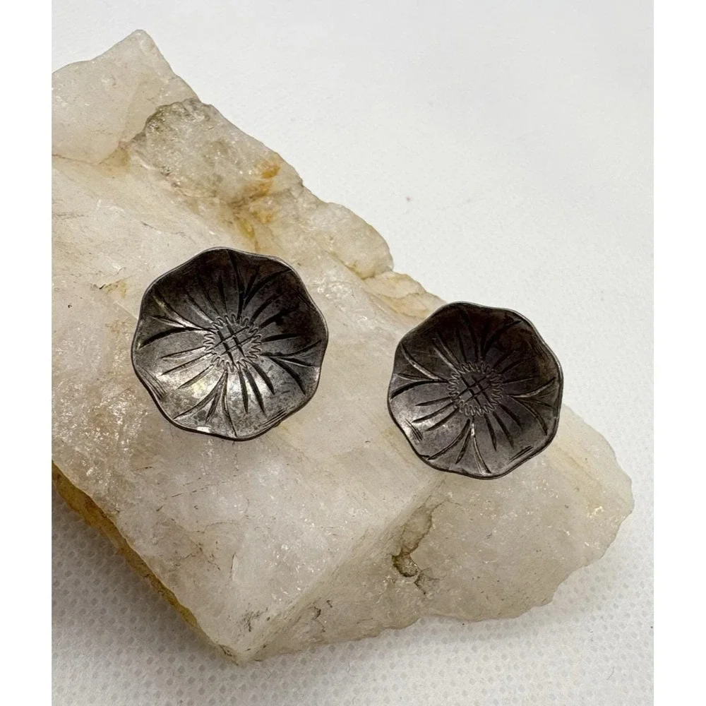 Vintage Sterling Silver Floral‎ Screw Back Earrings Hand Engraved 925 3.7g Domed